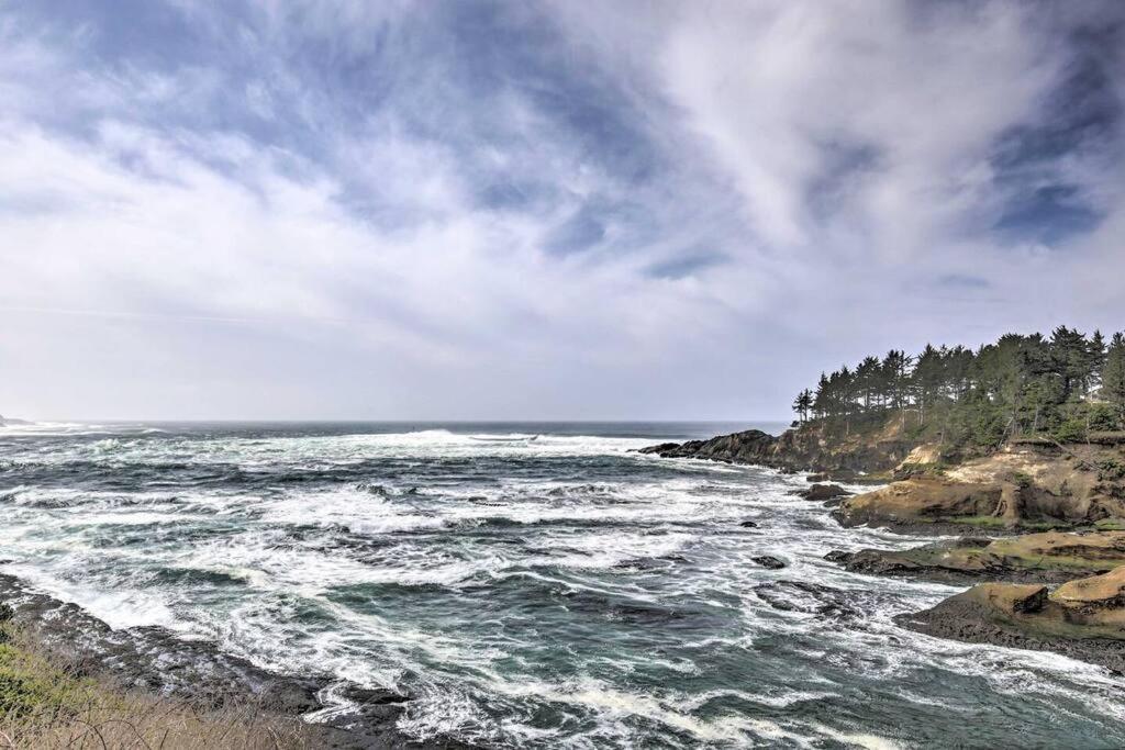 Modern Oregon Retreat W/ Deck, Hot Tub, Ocean View Depoe Bay Exterior photo